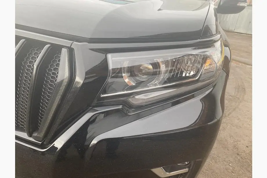 Toyota Land Cruiser Prado 150 2009-2023 Griglia 2017↗ LED (Zeus Black, con palpebre Black) Foto 10