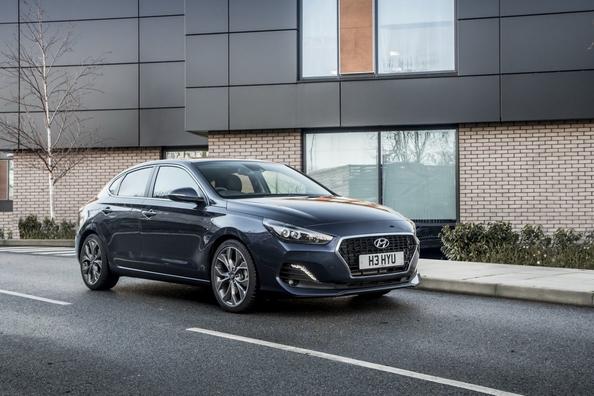 Revisione del liftback compatto Hyundai i30 Fastback