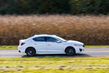 Panoramica di una berlina compatta Acura ILX foto 4
