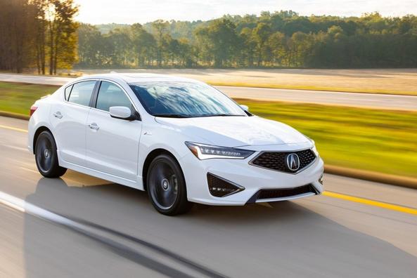 Panoramica di una berlina compatta Acura ILX