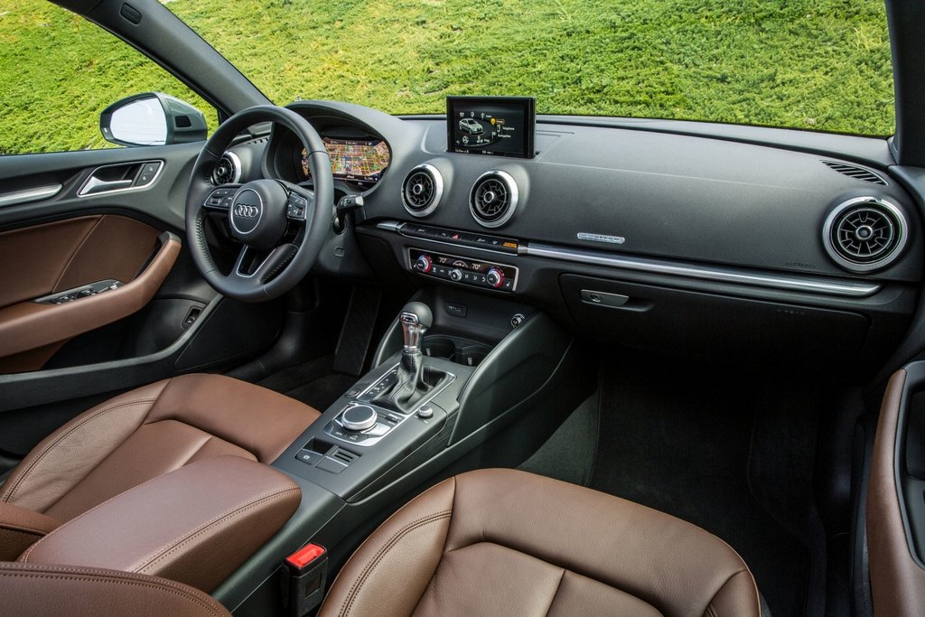 Panoramica di una berlina compatta Audi A3