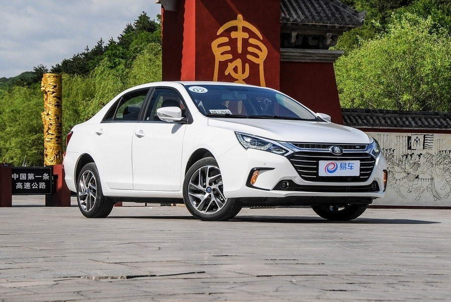 Sfoglia ibrida della berlina BYD Qin 100