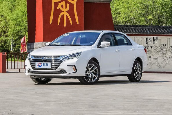 Sfoglia ibrida della berlina BYD Qin 100