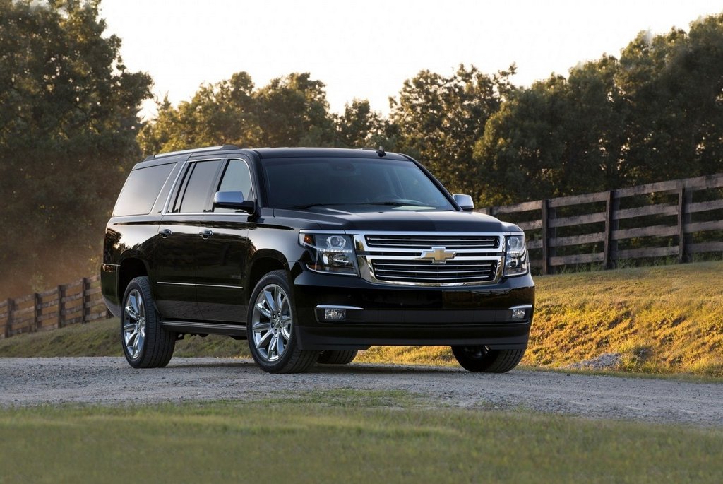 Panoramica di grande suv Chevrolet Suburban