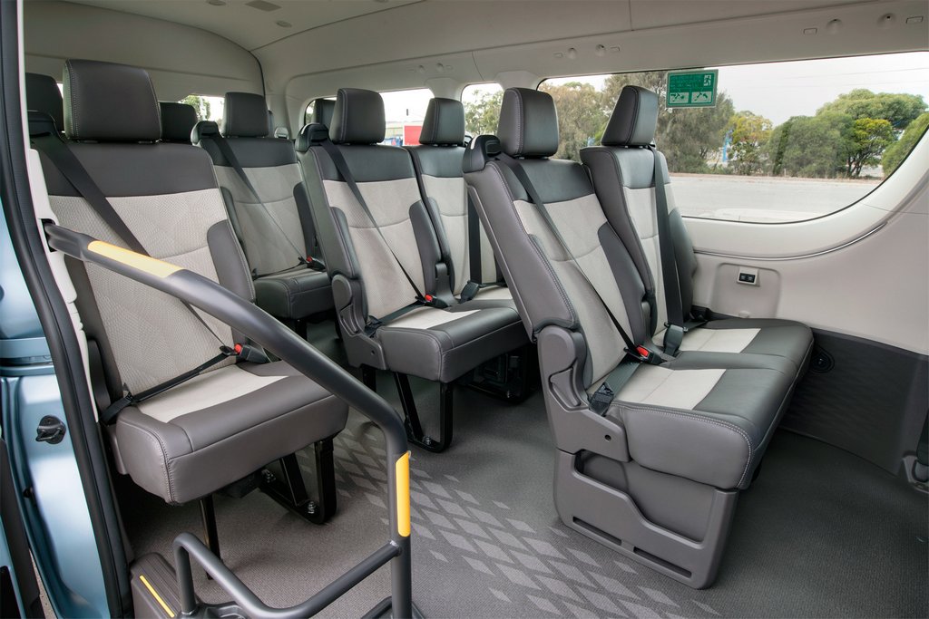 Sfoglia minibus Toyota Hiace di nuova generazione