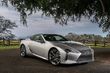 Panoramica di una coupé ad alte prestazioni Lexus LC500 foto 13