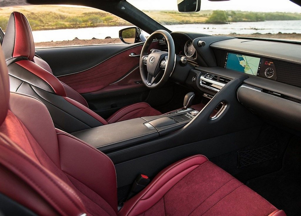 Panoramica di una coupé ad alte prestazioni Lexus LC500