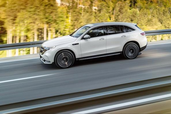 Elettrico, trazione integrale crossover Mercedes-Benz EQC Foto 10