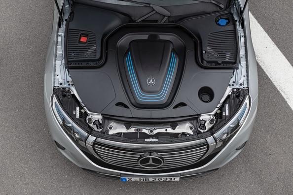 Elettrico, trazione integrale crossover Mercedes-Benz EQC Foto 13