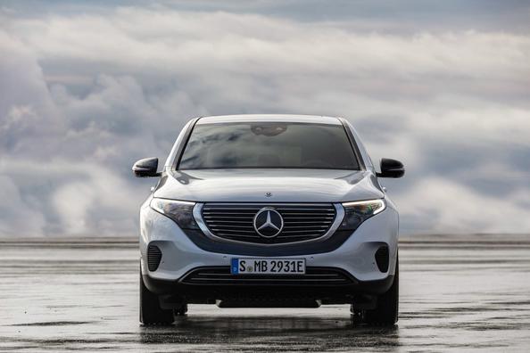 Elettrico, trazione integrale crossover Mercedes-Benz EQC Foto 12