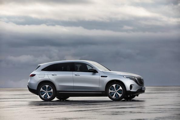 Elettrico, trazione integrale crossover Mercedes-Benz EQC Foto 3