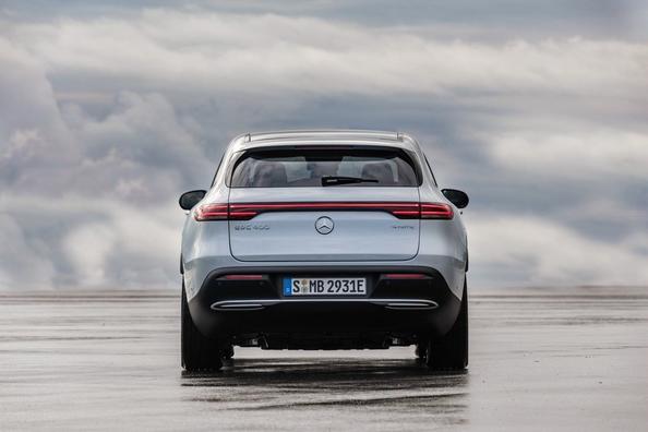 Elettrico, trazione integrale crossover Mercedes-Benz EQC Foto 14