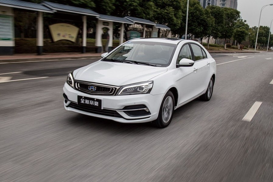 Panoramica della rinnovata berlina Geely Emgrand 7