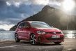 Panoramica della berlina sportiva Volkswagen Golf GTI foto 10