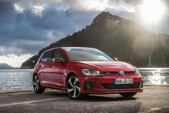 Panoramica della berlina sportiva Volkswagen Golf GTI Foto 10