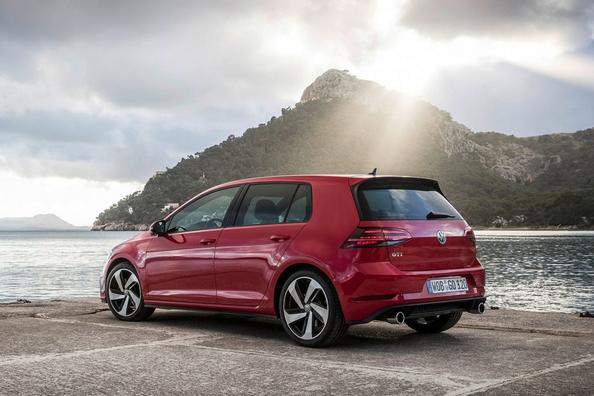 Panoramica della berlina sportiva Volkswagen Golf GTI Foto 11