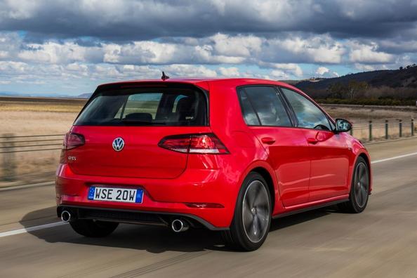 Panoramica della berlina sportiva Volkswagen Golf GTI Foto 9