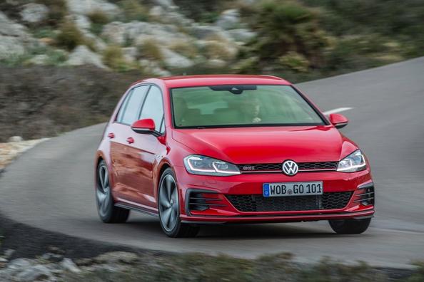 Panoramica della berlina sportiva Volkswagen Golf GTI Foto 2