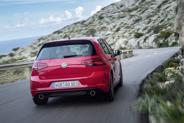 Panoramica della berlina sportiva Volkswagen Golf GTI Foto 4