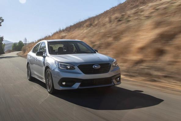 Sfoglia la settima generazione della berlina Subaru Legacy Foto 4