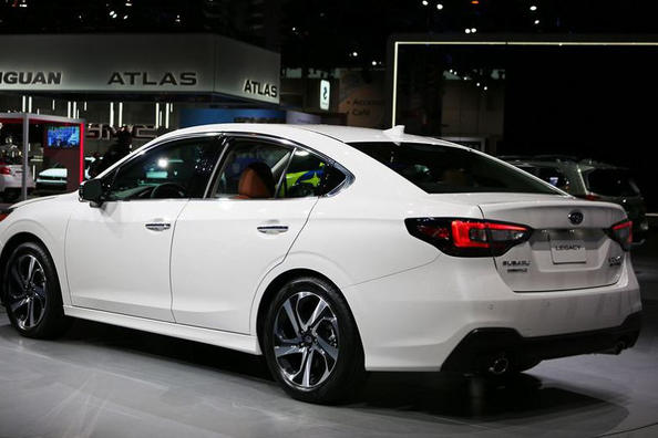 Sfoglia la settima generazione della berlina Subaru Legacy Foto 16