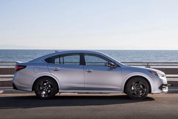 Sfoglia la settima generazione della berlina Subaru Legacy Foto 8