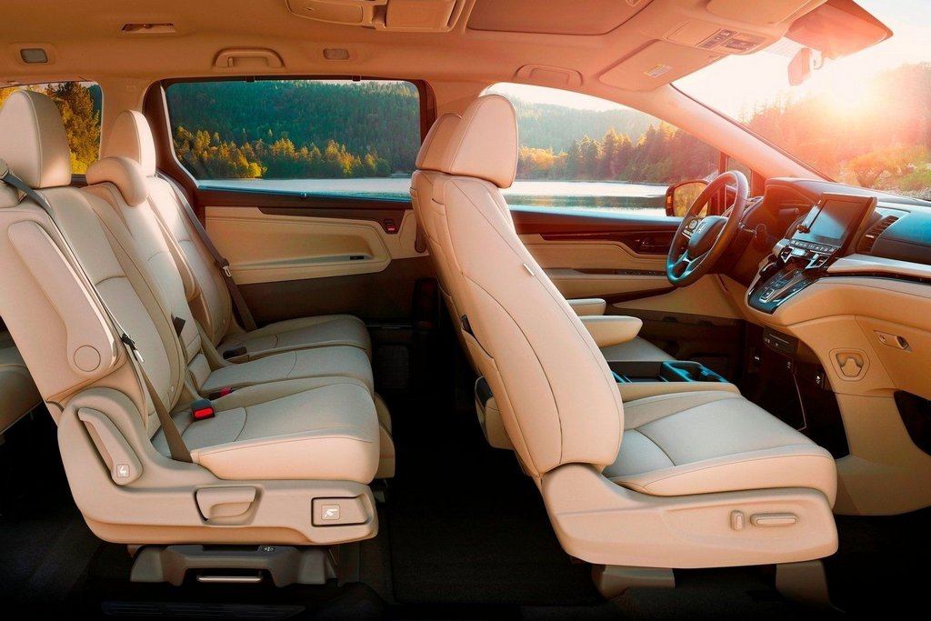 Revisione del minivan a grandezza naturale da otto posti Honda Odyssey