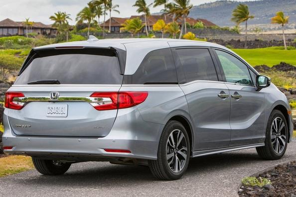 Revisione del minivan a grandezza naturale da otto posti Honda Odyssey Foto 8