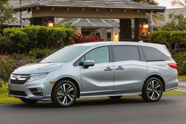 Revisione del minivan a grandezza naturale da otto posti Honda Odyssey Foto 6