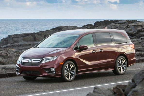 Revisione del minivan a grandezza naturale da otto posti Honda Odyssey Foto 1
