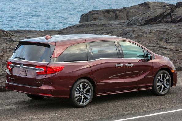 Revisione del minivan a grandezza naturale da otto posti Honda Odyssey Foto 2