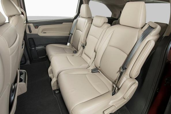 Revisione del minivan a grandezza naturale da otto posti Honda Odyssey Foto 13
