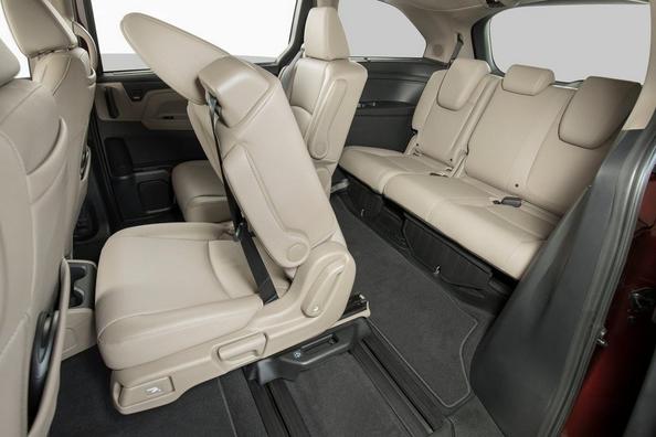 Revisione del minivan a grandezza naturale da otto posti Honda Odyssey Foto 14