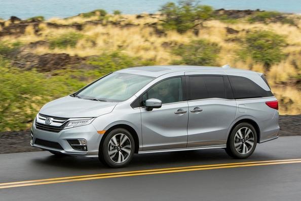 Revisione del minivan a grandezza naturale da otto posti Honda Odyssey Foto 5