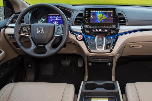 Revisione del minivan a grandezza naturale da otto posti Honda Odyssey Foto 10