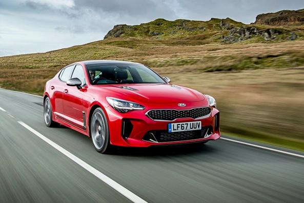 Revisione del liftback a grandezza naturale KIA Stinger