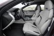 Panoramica della berlina sportiva BMW M8 Gran Coupé foto 11