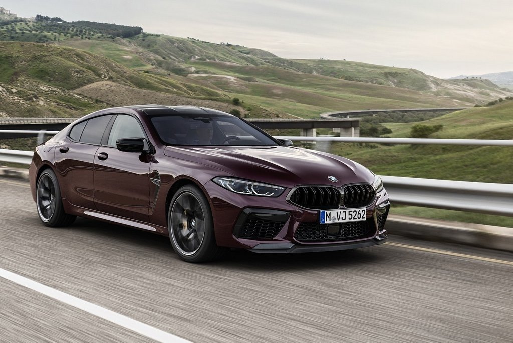 Panoramica della berlina sportiva BMW M8 Gran Coupé