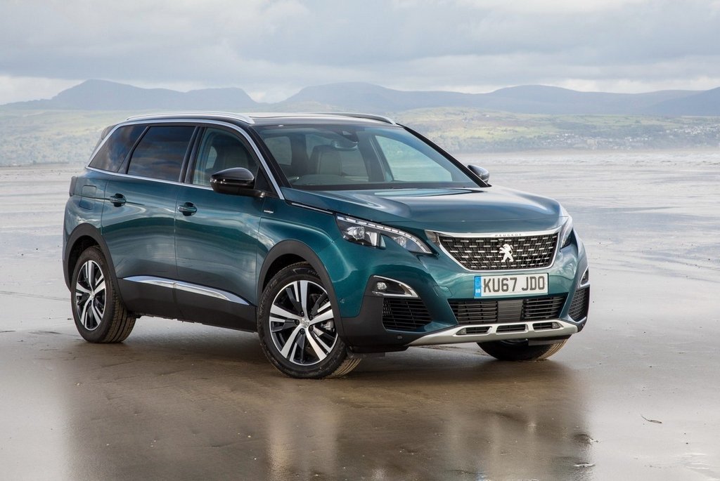 La seconda generazione del crossover Peugeot 5008