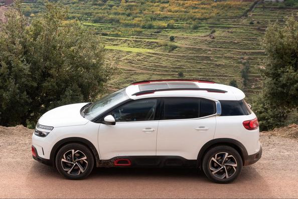 La familiarità con la compatta crossover Citroen C5 Aircross Foto 8