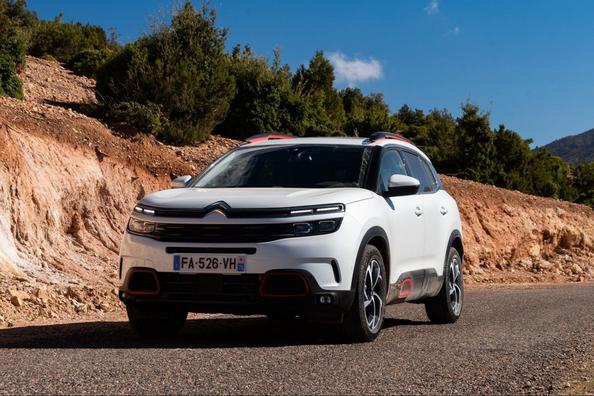 La familiarità con la compatta crossover Citroen C5 Aircross Foto 7