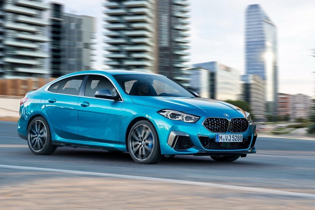 Panoramica di una berlina compatta BMW serie 2 Gran Coupé