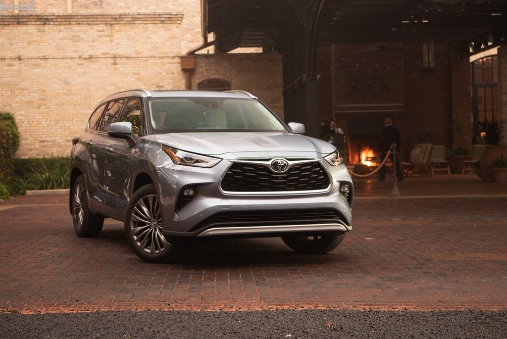 Una nuova generazione di crossover Toyota Highlander