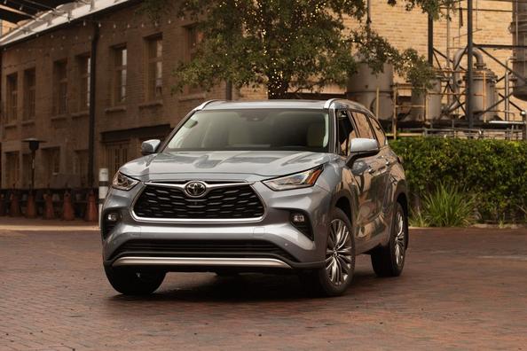 Una nuova generazione di crossover Toyota Highlander