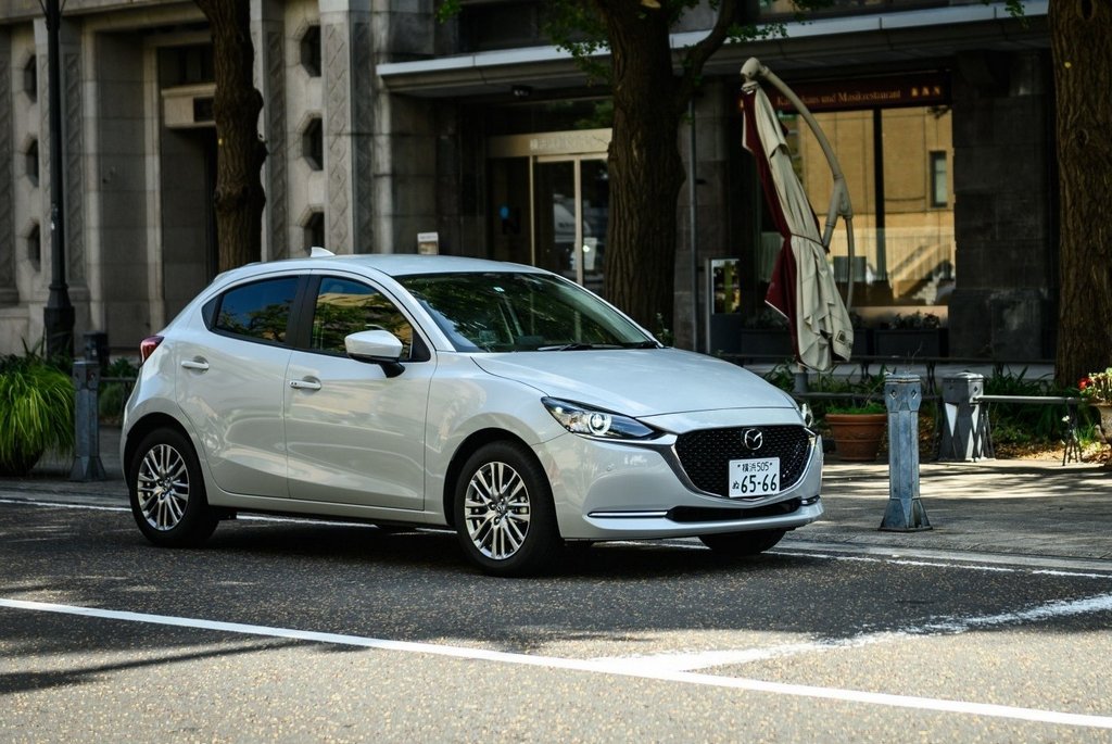 Mazda 2 berlina subcompatta aggiornata