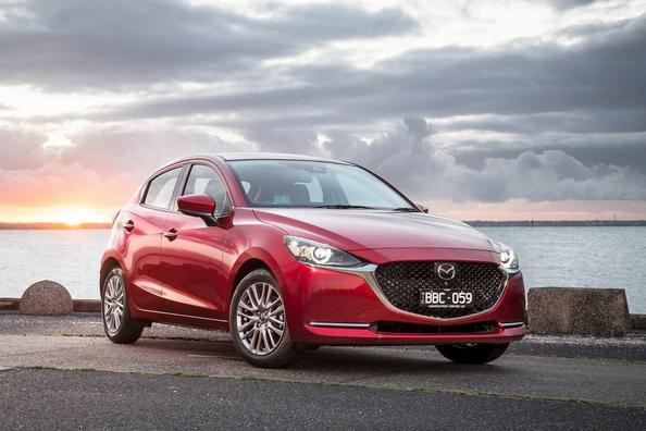 Mazda 2 berlina subcompatta aggiornata