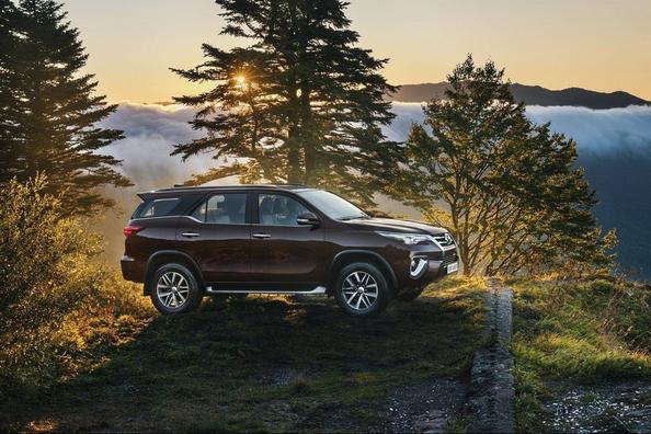 Sfoglia telaio suv Toyota Fortuner Foto 10
