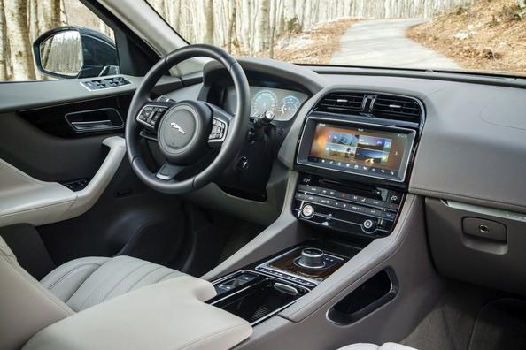 Di medie dimensioni di crossover premium Jaguar F-Pace Foto 10