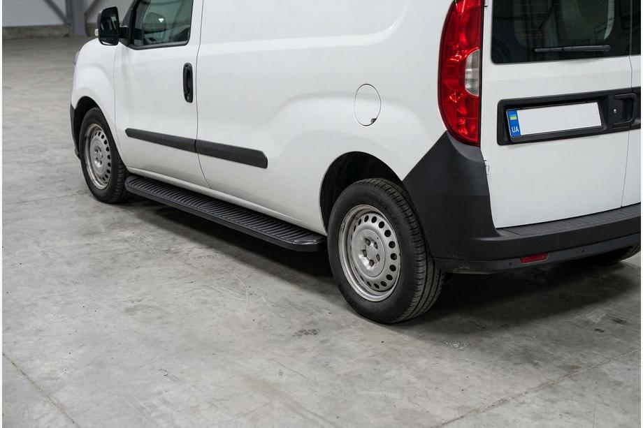 Fiat Doblo II 2010-2022 Pedane Laterali Tayga Black (2 pz, Alluminio) Foto 1