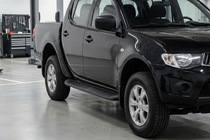 Mitsubishi L200 2006-2015 Pedane Laterali Tayga Black (2 pz, Alluminio) foto 1